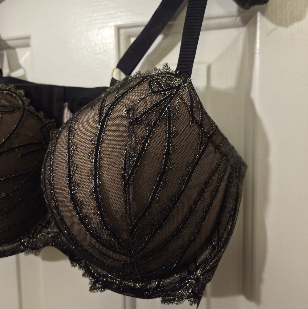 Victoria's Secret Black and Gold Lace Bra - Picture 13 of 16